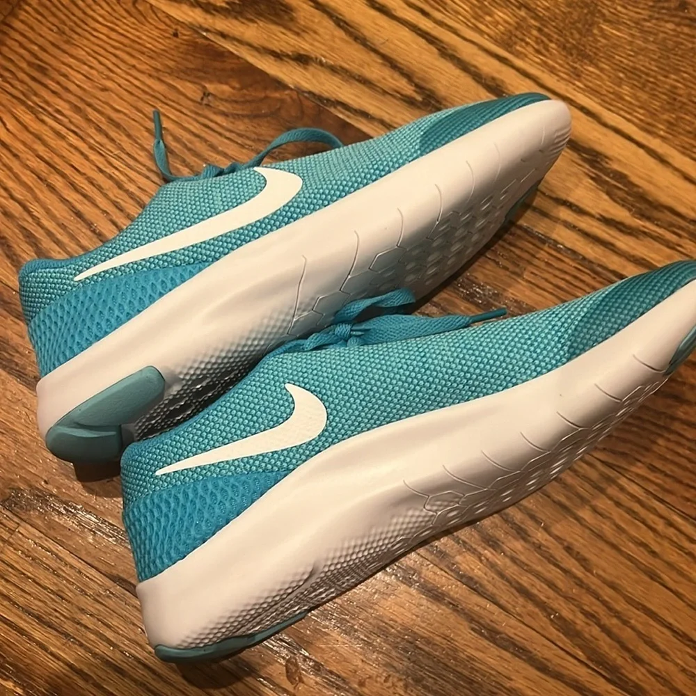 NIKE FLEX EXPERIENCE RUN 7 NEW Size